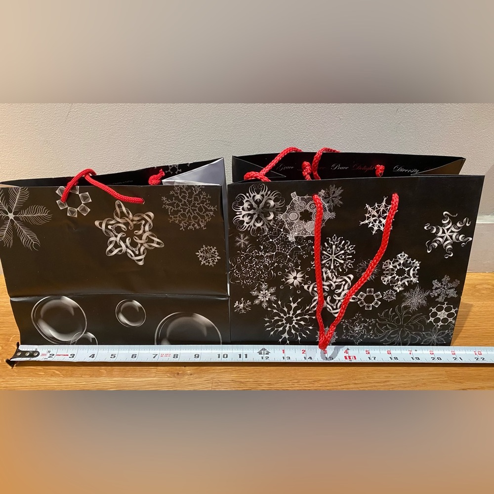 New Saks Fifth Avenue set of 2 Holiday snowflake small shopping bags